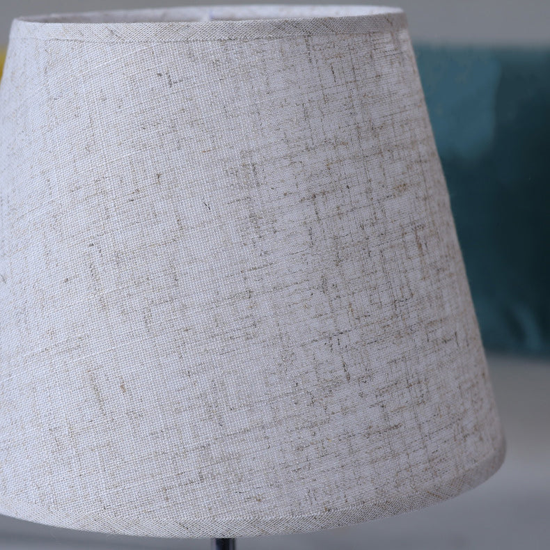 Moderne Einfachheit Stoff Rundschirm Massivholz 1-Licht Tischlampe für das Schlafzimmer 