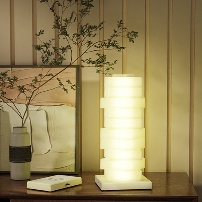 Zeitgenössische kreative Kunststoffwürfel-Stapelung kabellose Lade-USB-LED-Tischlampe für das Schlafzimmer 