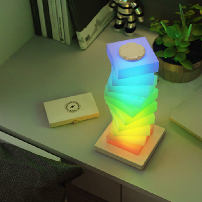 Zeitgenössische kreative Kunststoffwürfel-Stapelung kabellose Lade-USB-LED-Tischlampe für das Schlafzimmer 
