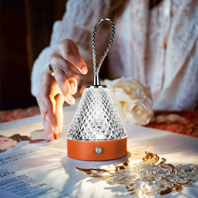 Lampe de table portable LED à chargement USB en acrylique conique et métal pour chambre à coucher 