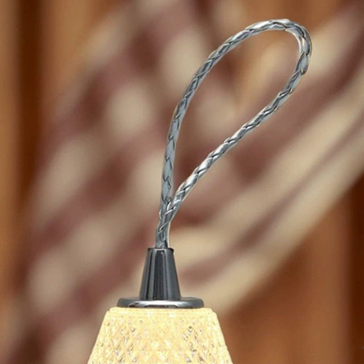 Lampe de table portable LED à chargement USB en acrylique conique et métal pour chambre à coucher 