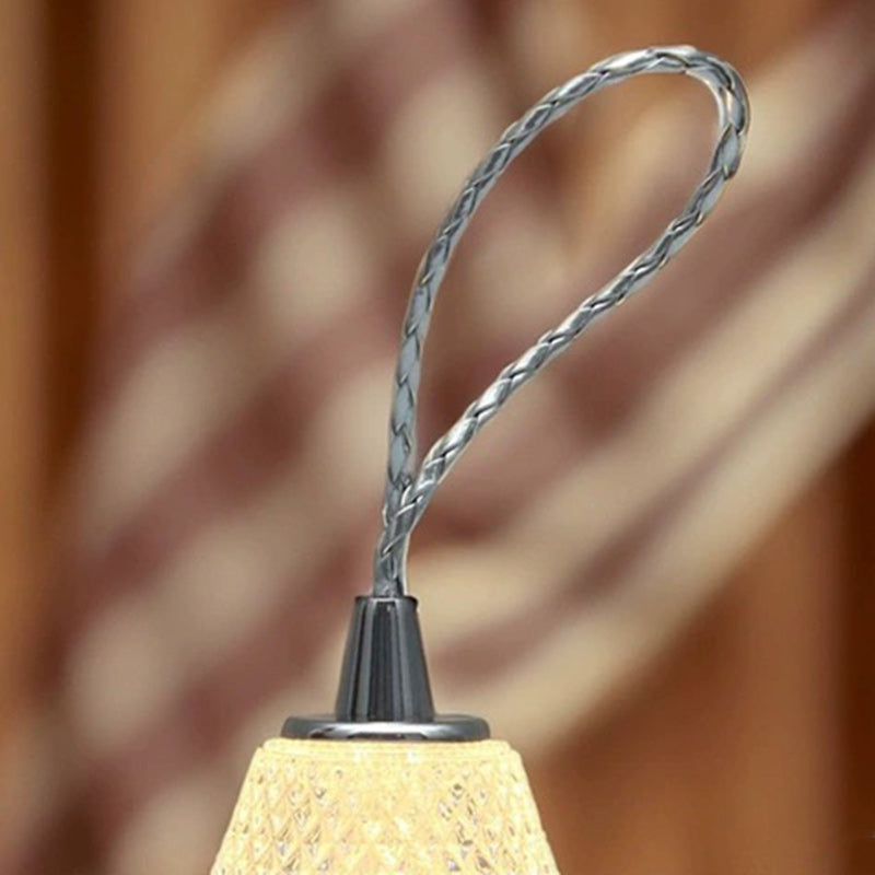 Lampe de table portable LED à chargement USB en acrylique conique et métal pour chambre à coucher 