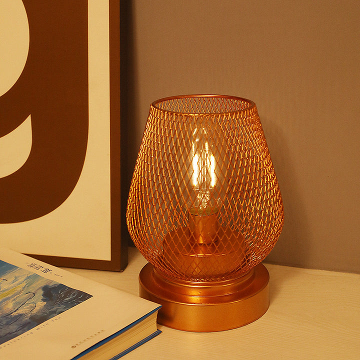 Zeitgenössische Einfachheit Rose Eisen Mesh Cup Shade LED Tischlampe für das Schlafzimmer 