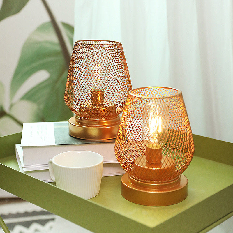 Zeitgenössische Einfachheit Rose Eisen Mesh Cup Shade LED Tischlampe für das Schlafzimmer 