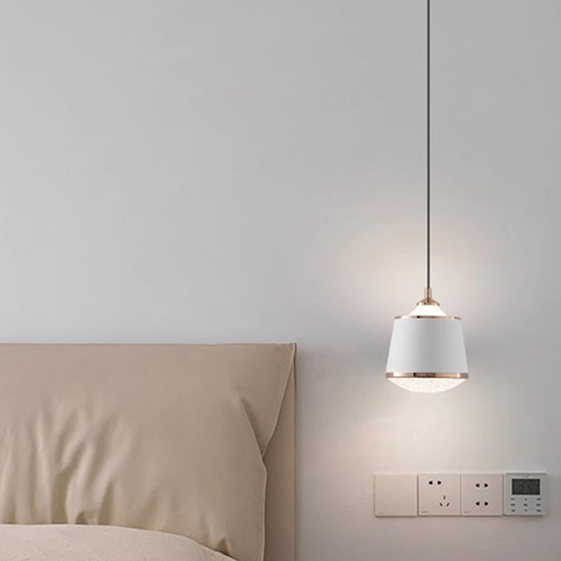 Lustre suspendu LED rond en fer acrylique nordique contemporain pour chambre à coucher 