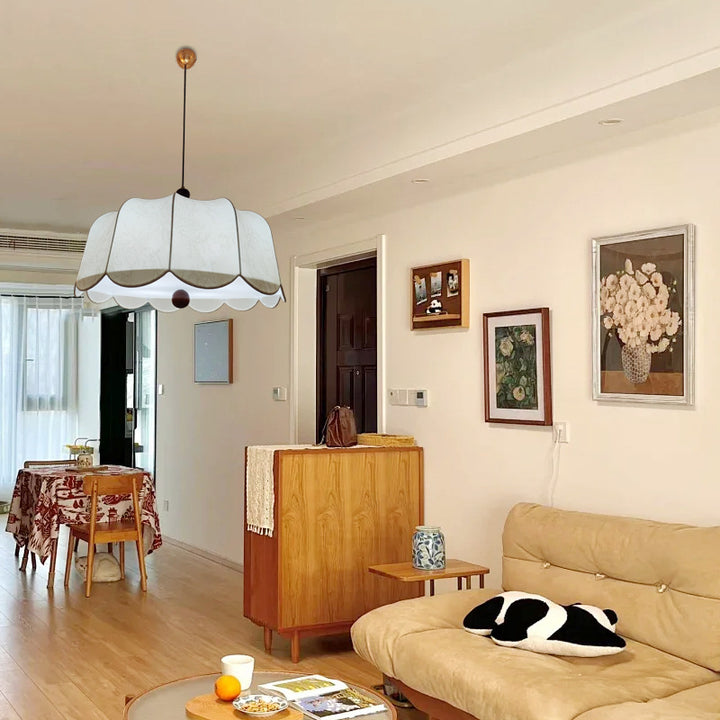 Traditionelle französische Pendelleuchte aus Eschenholz mit Stoffschirm und drei Lichtern für das Wohnzimmer 