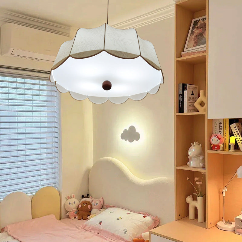 Traditionelle französische Pendelleuchte aus Eschenholz mit Stoffschirm und drei Lichtern für das Wohnzimmer 