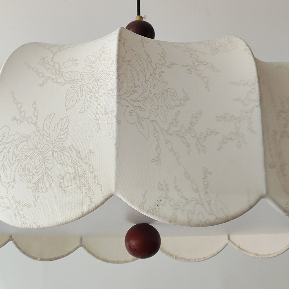 Traditionelle französische Pendelleuchte aus Eschenholz mit Stoffschirm und drei Lichtern für das Wohnzimmer 