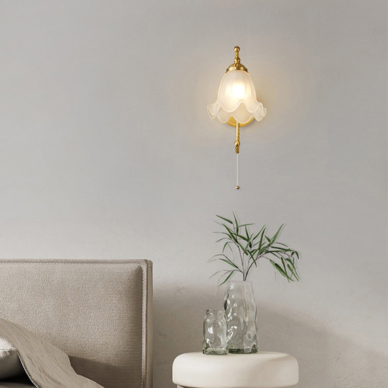 Traditionelle französische Wandleuchte aus Vollkupfer mit Glasschirm in Blumenform, 1-flammig, für das Schlafzimmer 