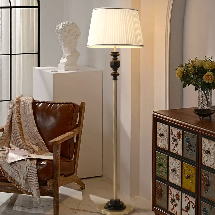 Lampadaire contemporain en bois massif avec abat-jour plissé en tissu cylindrique pour salon 