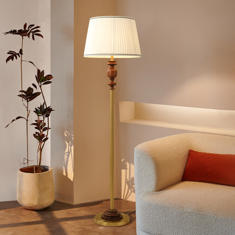 Lampadaire contemporain en bois massif avec abat-jour plissé en tissu cylindrique pour salon 