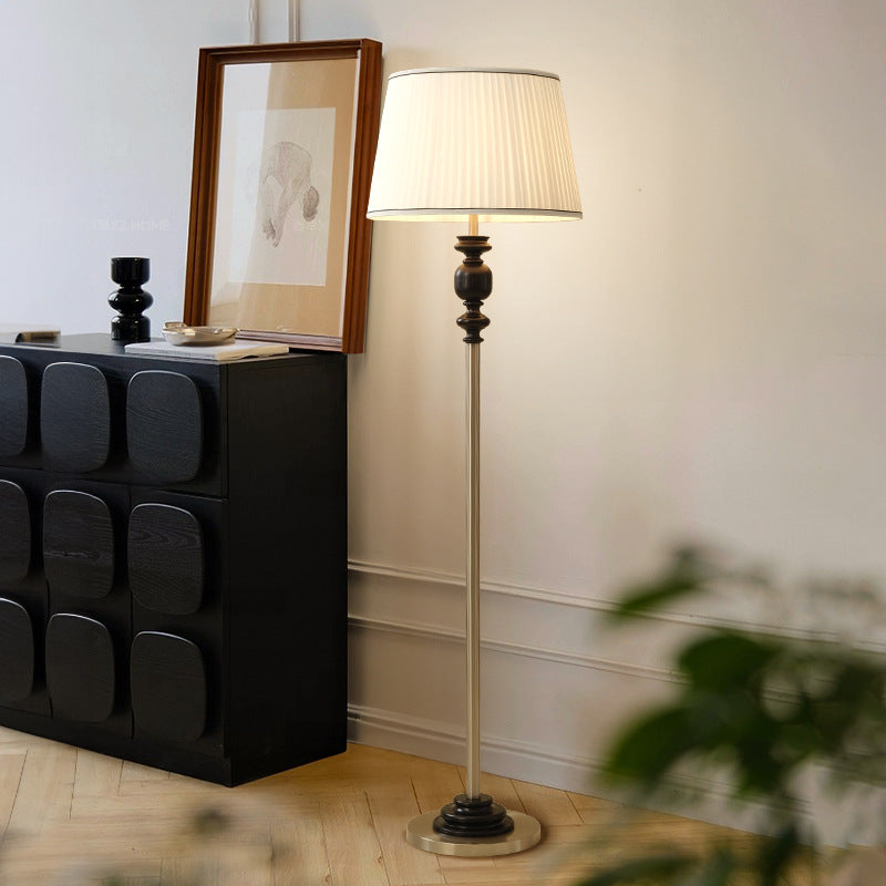 Lampadaire contemporain en bois massif avec abat-jour plissé en tissu cylindrique pour salon 