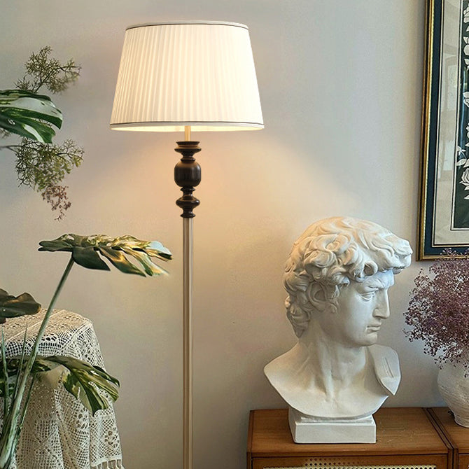 Lampadaire contemporain en bois massif avec abat-jour plissé en tissu cylindrique pour salon 