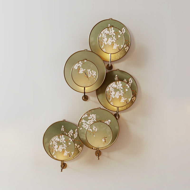 Traditionelle chinesische Eisenblumen-Vogelmuster-Stoff-Rundfächer 1-Licht-Wandleuchte für Wohnzimmer 