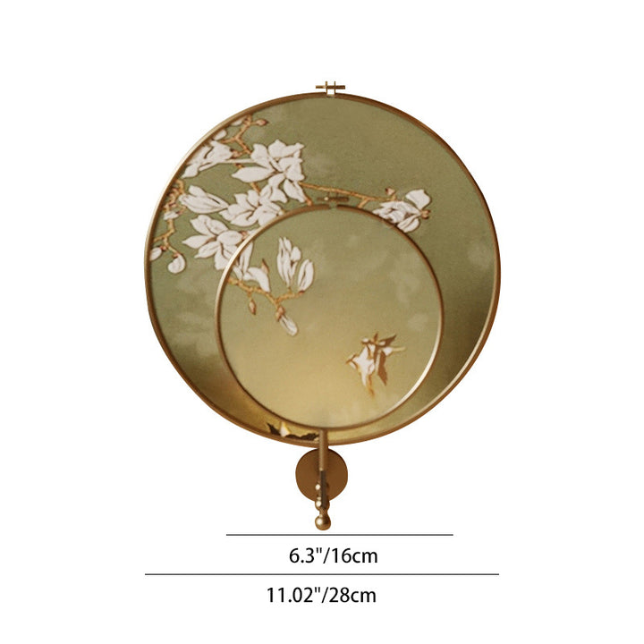 Traditionelle chinesische Eisenblumen-Vogelmuster-Stoff-Rundfächer 1-Licht-Wandleuchte für Wohnzimmer 
