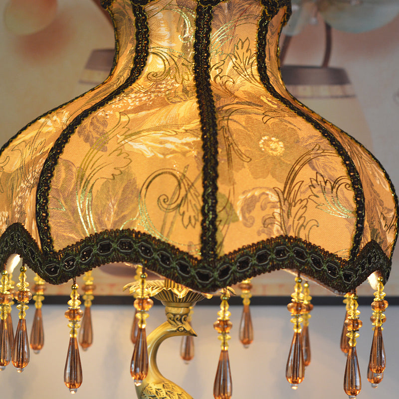 Pantalla de borla de tela europea tradicional Base de pavo real de latón antiguo Lámpara de mesa de 1 luz para dormitorio 