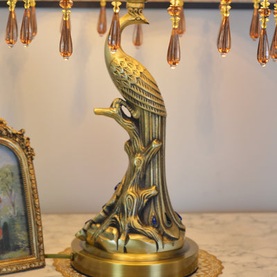 Pantalla de borla de tela europea tradicional Base de pavo real de latón antiguo Lámpara de mesa de 1 luz para dormitorio 