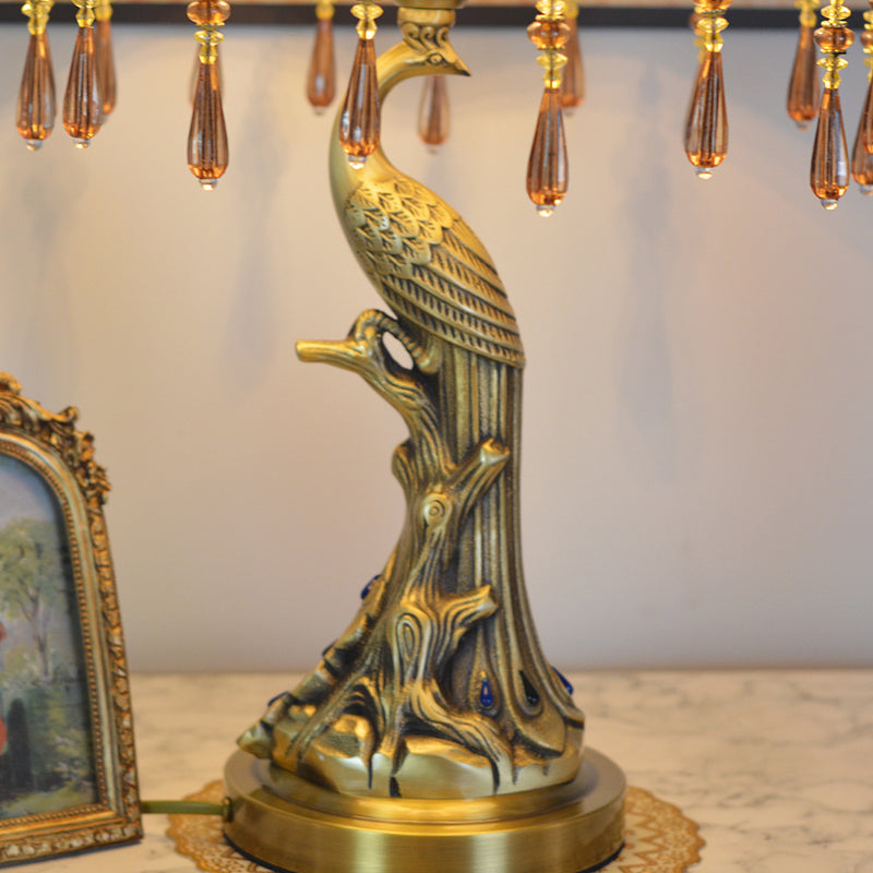 Pantalla de borla de tela europea tradicional Base de pavo real de latón antiguo Lámpara de mesa de 1 luz para dormitorio 