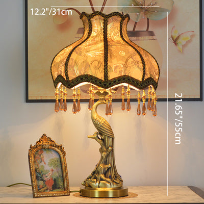 Pantalla de borla de tela europea tradicional Base de pavo real de latón antiguo Lámpara de mesa de 1 luz para dormitorio 