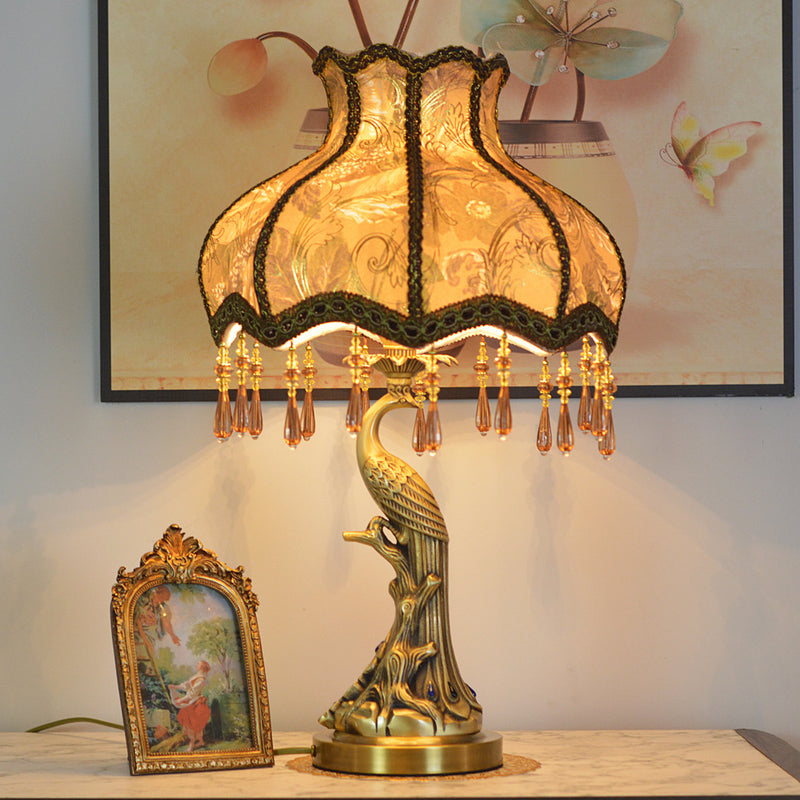 Pantalla de borla de tela europea tradicional Base de pavo real de latón antiguo Lámpara de mesa de 1 luz para dormitorio 
