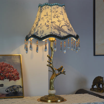Pantalla de borla de tela europea tradicional Base de pavo real de latón antiguo Lámpara de mesa de 1 luz para dormitorio 