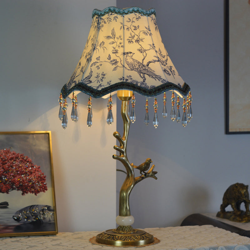 Pantalla de borla de tela europea tradicional Base de pavo real de latón antiguo Lámpara de mesa de 1 luz para dormitorio 