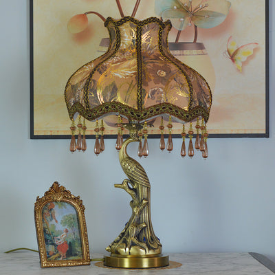 Pantalla de borla de tela europea tradicional Base de pavo real de latón antiguo Lámpara de mesa de 1 luz para dormitorio 