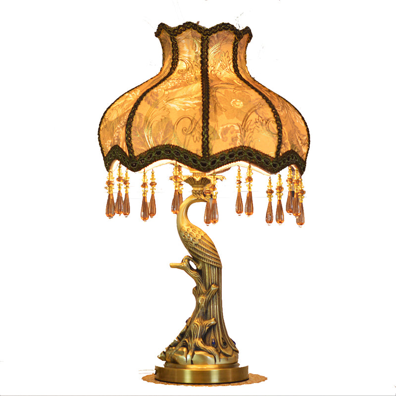 Pantalla de borla de tela europea tradicional Base de pavo real de latón antiguo Lámpara de mesa de 1 luz para dormitorio 