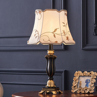 Lámpara de mesa de 1 luz con base de resina tallada y pantalla redonda con bordado de tela tradicional europea para dormitorio 