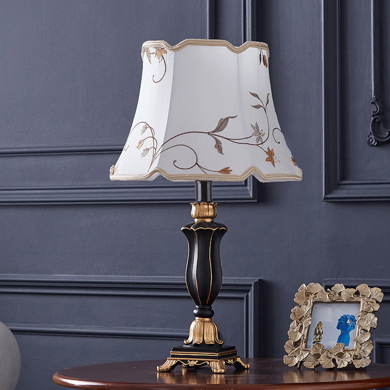 Lámpara de mesa de 1 luz con base de resina tallada y pantalla redonda con bordado de tela tradicional europea para dormitorio 
