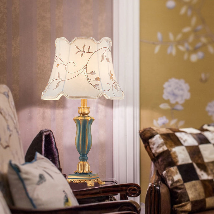 Lámpara de mesa de 1 luz con base de resina tallada y pantalla redonda con bordado de tela tradicional europea para dormitorio 