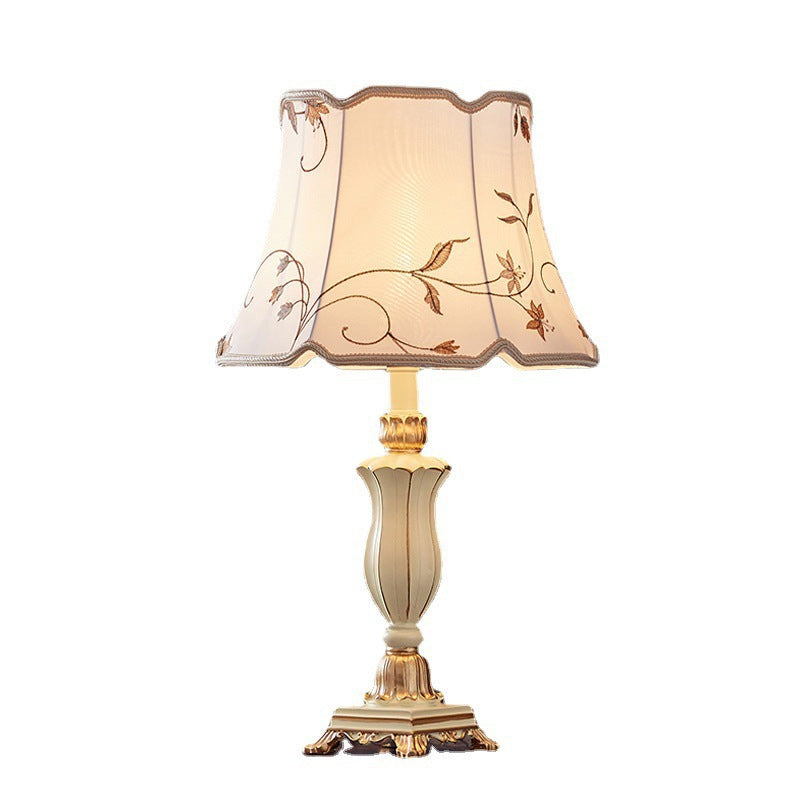 Lámpara de mesa de 1 luz con base de resina tallada y pantalla redonda con bordado de tela tradicional europea para dormitorio 