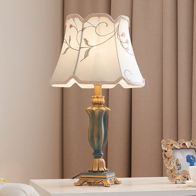 Lámpara de mesa de 1 luz con base de resina tallada y pantalla redonda con bordado de tela tradicional europea para dormitorio 