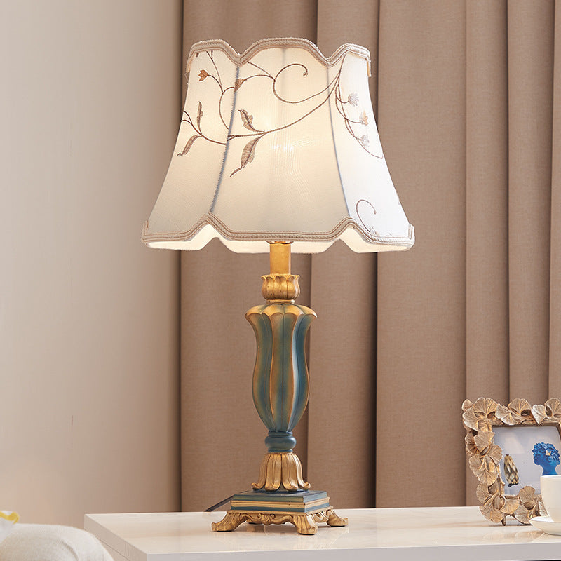 Lámpara de mesa de 1 luz con base de resina tallada y pantalla redonda con bordado de tela tradicional europea para dormitorio 