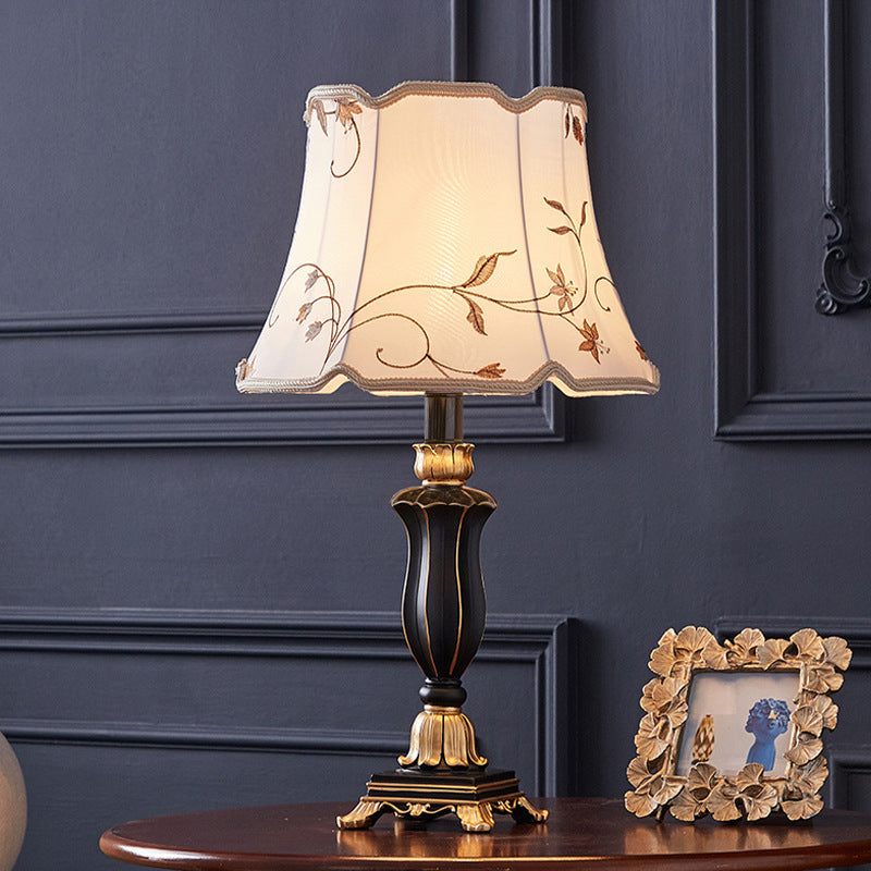 Lámpara de mesa de 1 luz con base de resina tallada y pantalla redonda con bordado de tela tradicional europea para dormitorio 