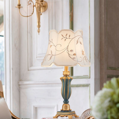 Lámpara de mesa de 1 luz con base de resina tallada y pantalla redonda con bordado de tela tradicional europea para dormitorio 