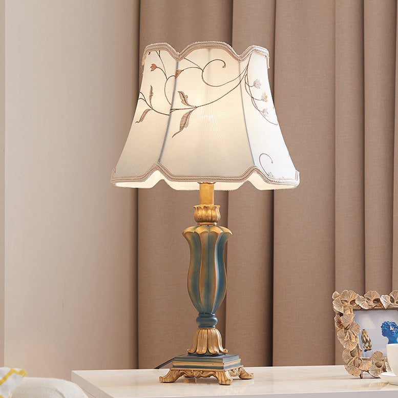 Lámpara de mesa de 1 luz con base de resina tallada y pantalla redonda con bordado de tela tradicional europea para dormitorio 