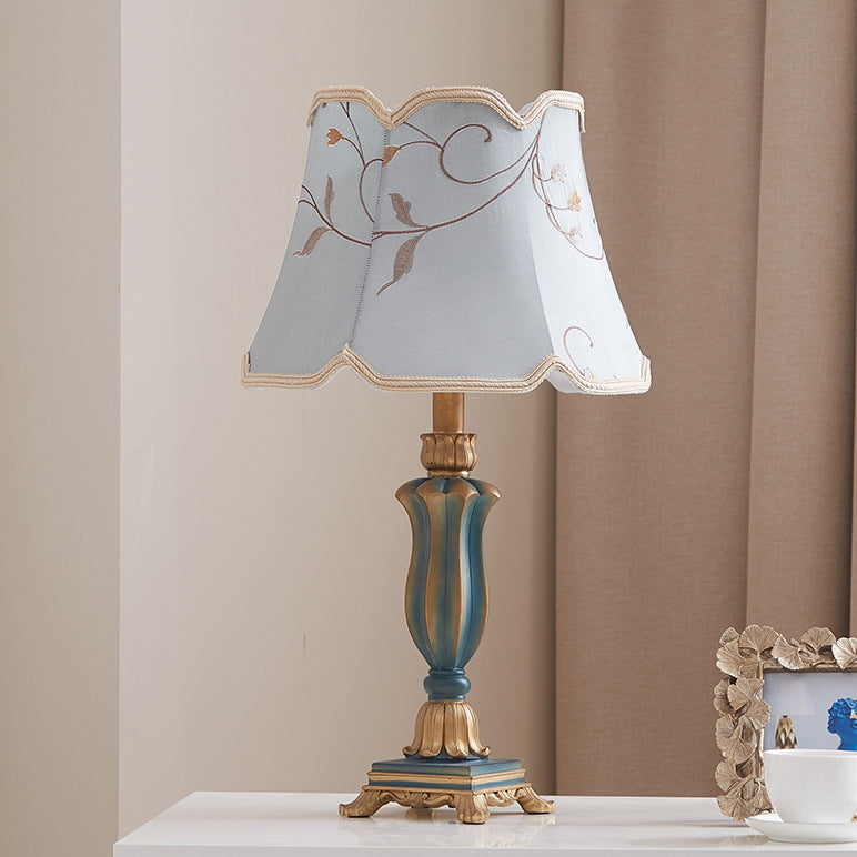 Lámpara de mesa de 1 luz con base de resina tallada y pantalla redonda con bordado de tela tradicional europea para dormitorio 