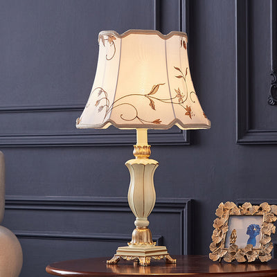 Lámpara de mesa de 1 luz con base de resina tallada y pantalla redonda con bordado de tela tradicional europea para dormitorio 