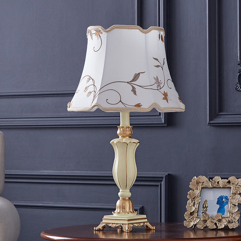 Lámpara de mesa de 1 luz con base de resina tallada y pantalla redonda con bordado de tela tradicional europea para dormitorio 