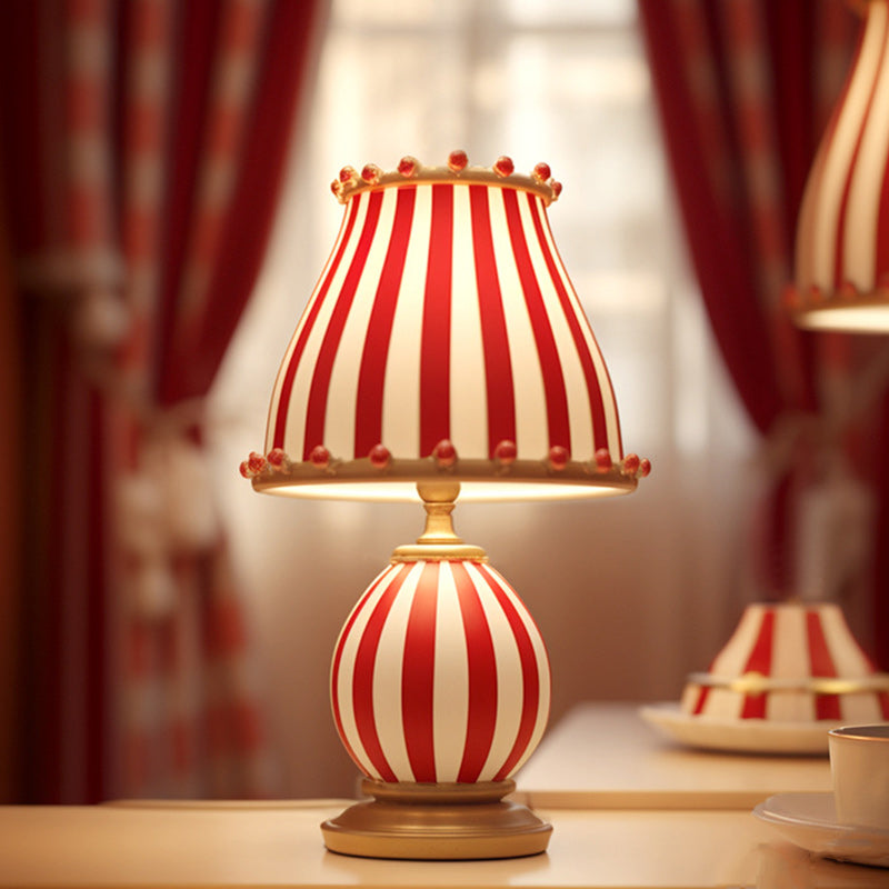 Lampe de table 1 lumière pour chambre à coucher avec abat-jour rond en verre rayé rouge et blanc sur base en résine de cirque créatif contemporain 