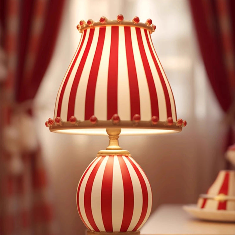 Lampe de table 1 lumière pour chambre à coucher avec abat-jour rond en verre rayé rouge et blanc sur base en résine de cirque créatif contemporain 
