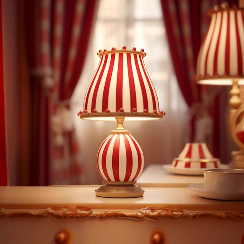 Lampe de table 1 lumière pour chambre à coucher avec abat-jour rond en verre rayé rouge et blanc sur base en résine de cirque créatif contemporain 