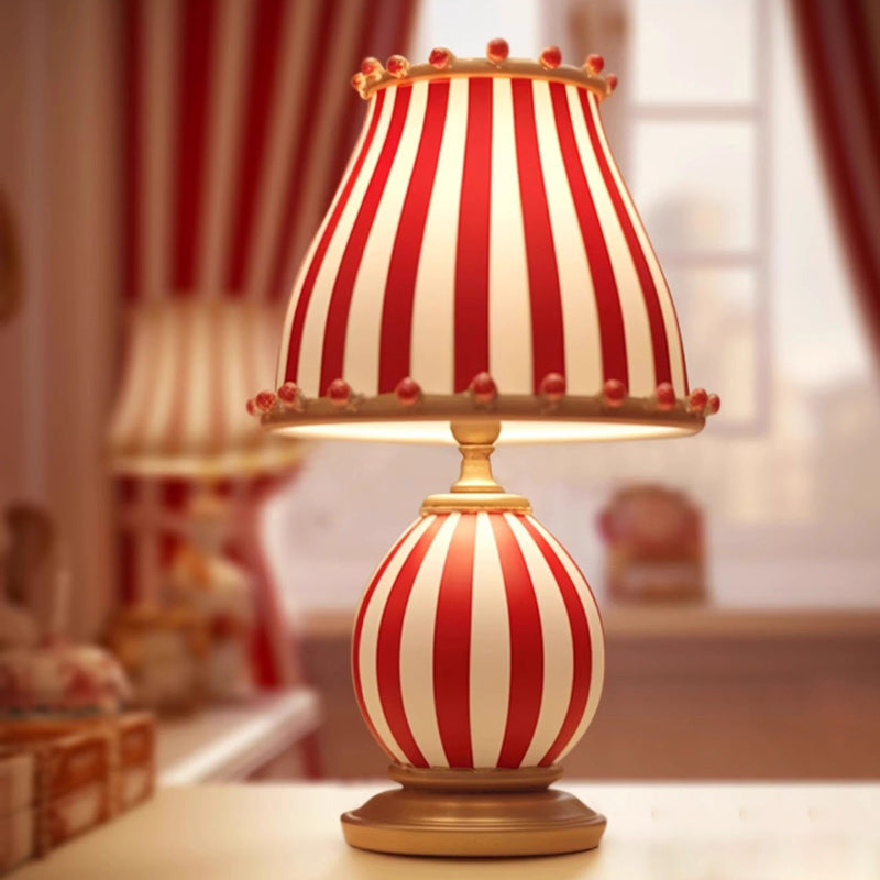 Lampe de table 1 lumière pour chambre à coucher avec abat-jour rond en verre rayé rouge et blanc sur base en résine de cirque créatif contemporain 