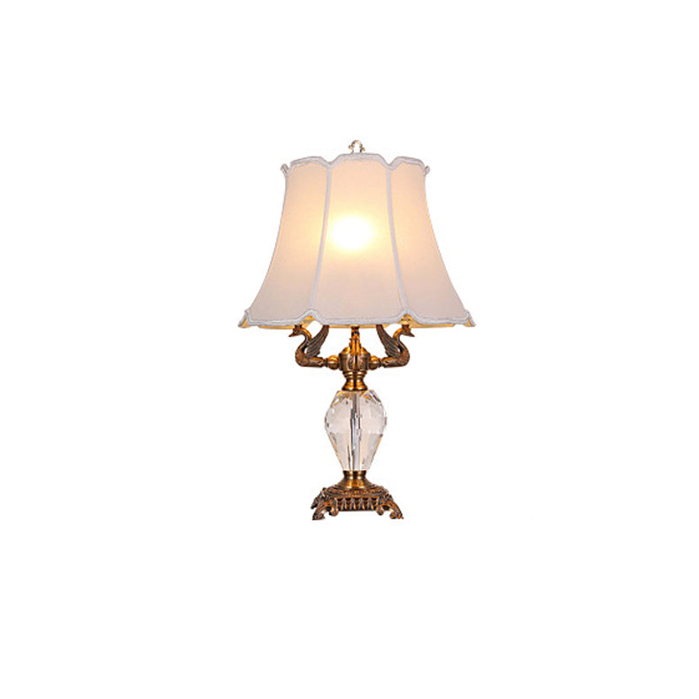 Abat-jour en tissu vintage traditionnel, sculpture en cristal, base en alliage de zinc, lampe de table à 3 lumières pour chambre 