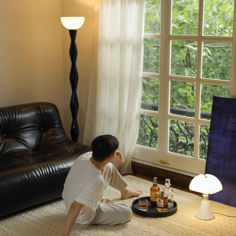 Zeitgenössische skandinavische Eisen-Glas-Halbschirm 1-Licht Stehlampe für das Wohnzimmer 