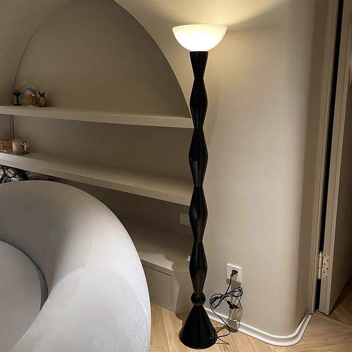 Zeitgenössische skandinavische Eisen-Glas-Halbschirm 1-Licht Stehlampe für das Wohnzimmer 