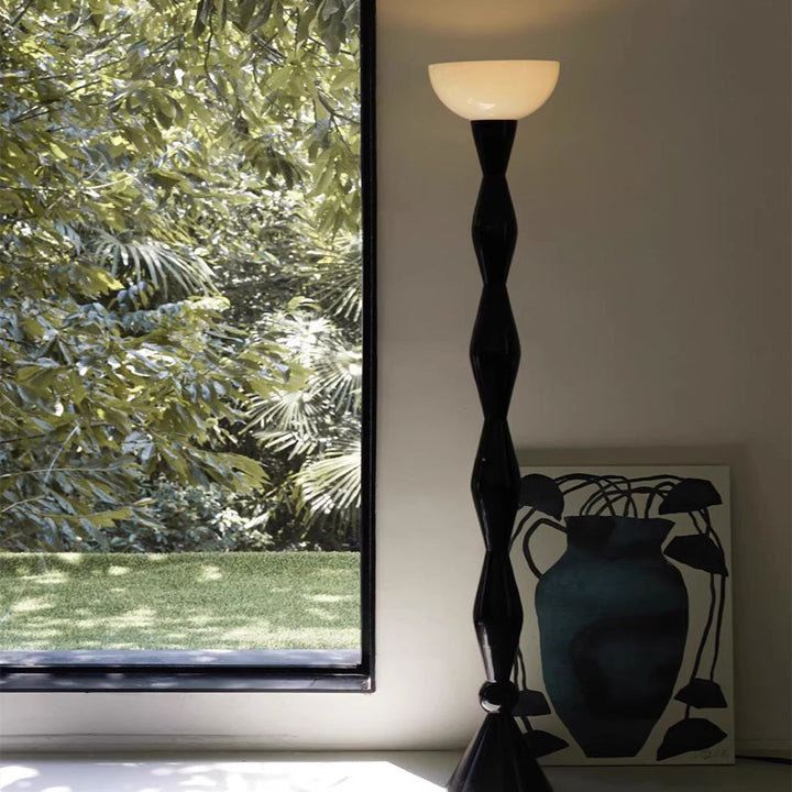 Zeitgenössische skandinavische Eisen-Glas-Halbschirm 1-Licht Stehlampe für das Wohnzimmer 