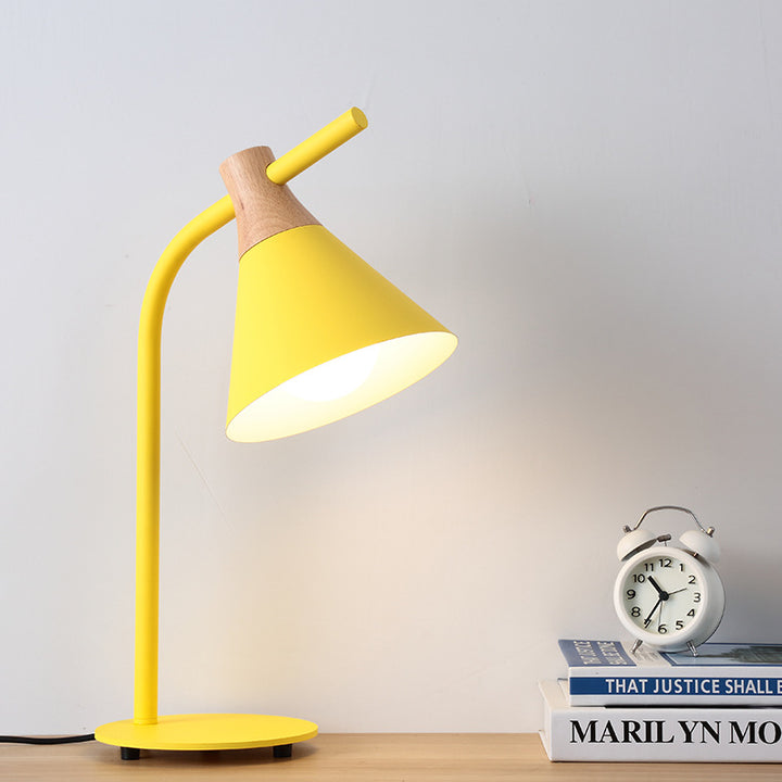 Lámpara de mesa contemporánea escandinava de madera maciza con pantalla cónica de hierro de 1 luz para dormitorio 