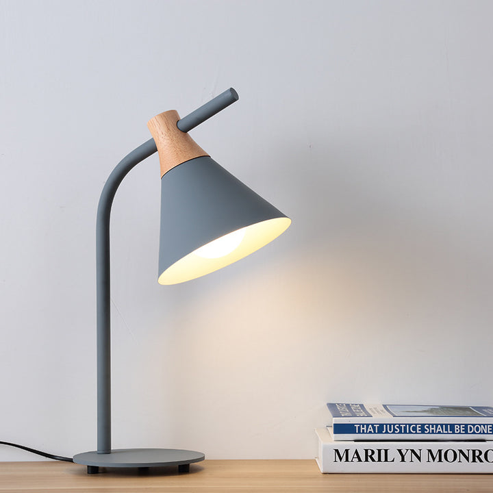 Lámpara de mesa contemporánea escandinava de madera maciza con pantalla cónica de hierro de 1 luz para dormitorio 